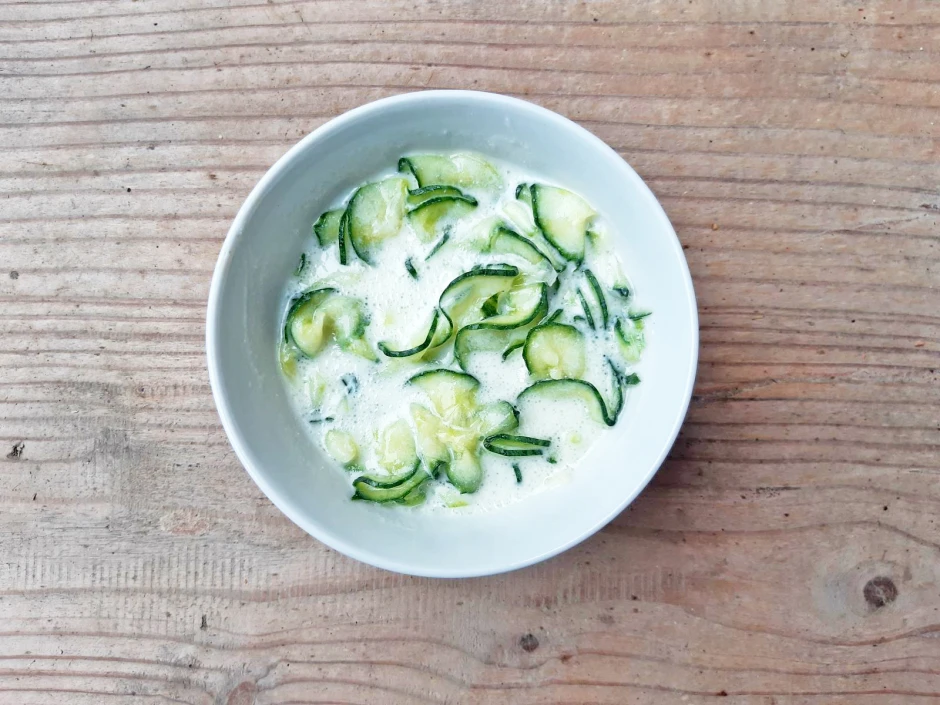 Gurkensalat mit Joghurtdressing