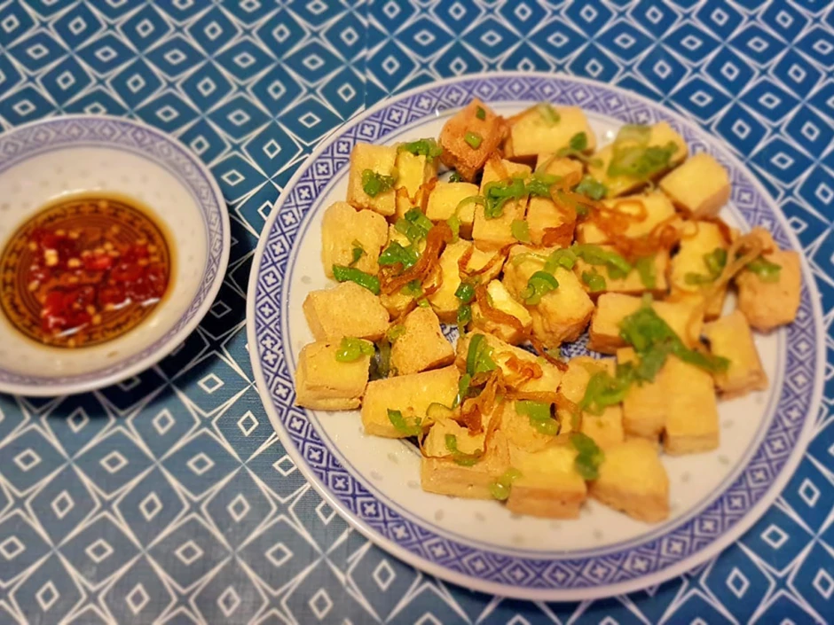 Knusprig gebratener Tofu mit Chili-Sojasauce