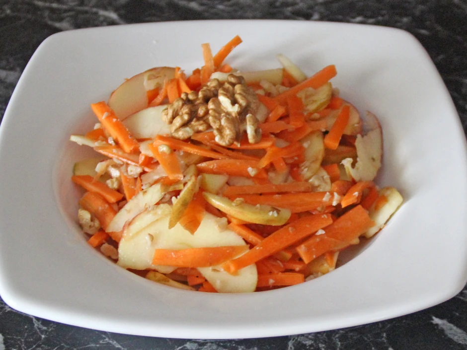 Apfel-Karotten-Salat mit N&uuml;ssen