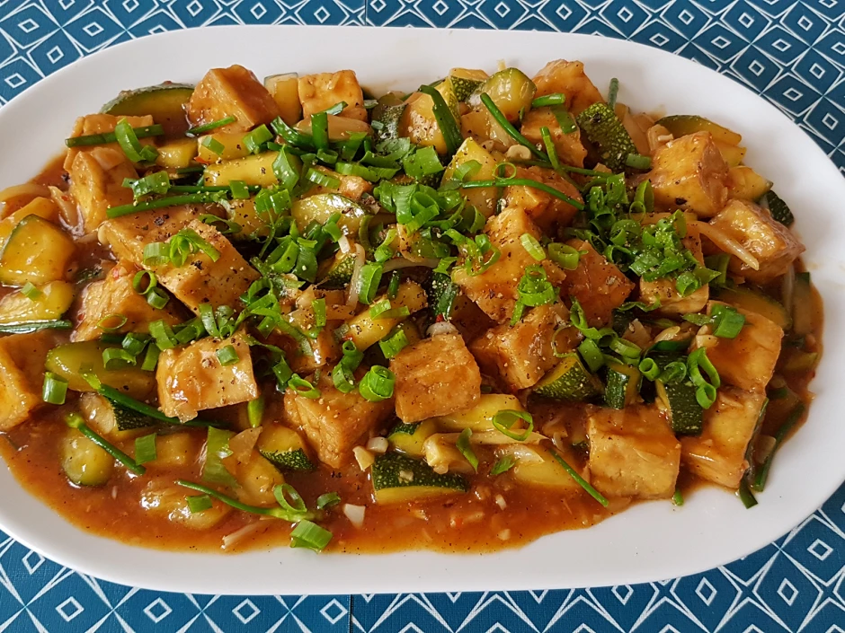 R&auml;uchertofu mit Zucchini und Fr&uuml;hlingszwiebel
