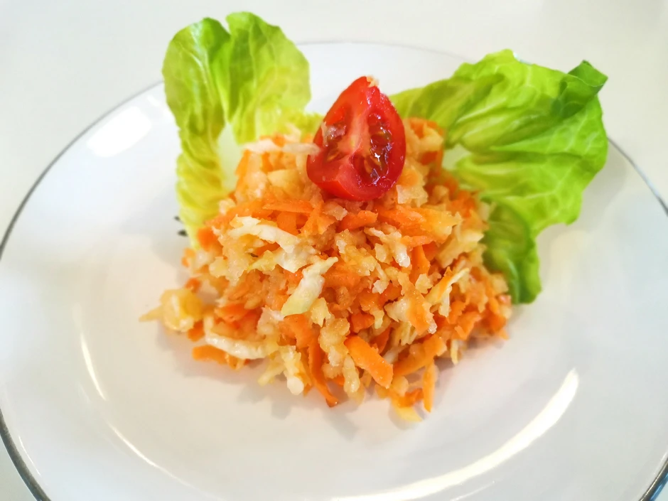 Gesunder Apfel-Karotte-Sellerie-Salat