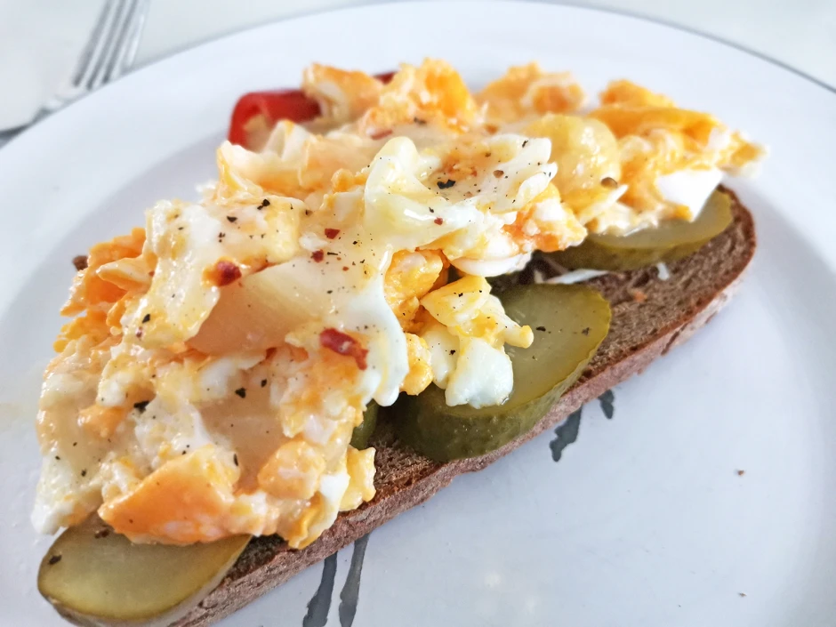 Bergkäse-Rührei-Brot mit Gurkerl und Kren