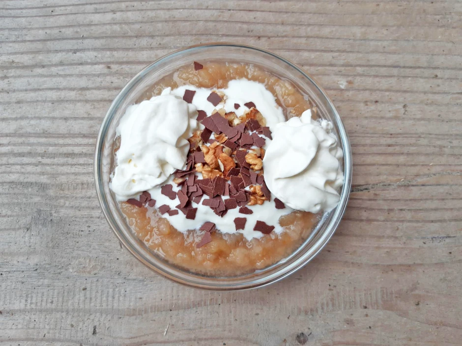 Apfelmusjogurt mit N&uuml;ssen