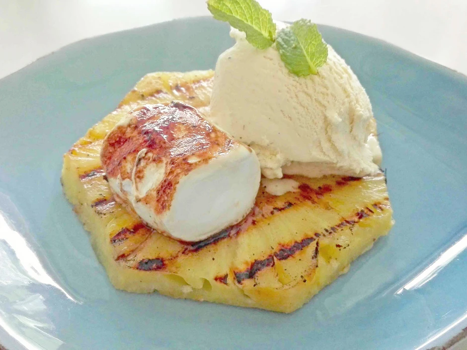Grill-Ananas-Marshmallow-Eis-Dessert
