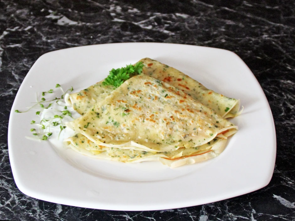 Kräuterpalatschinken mit Schinken und Käse