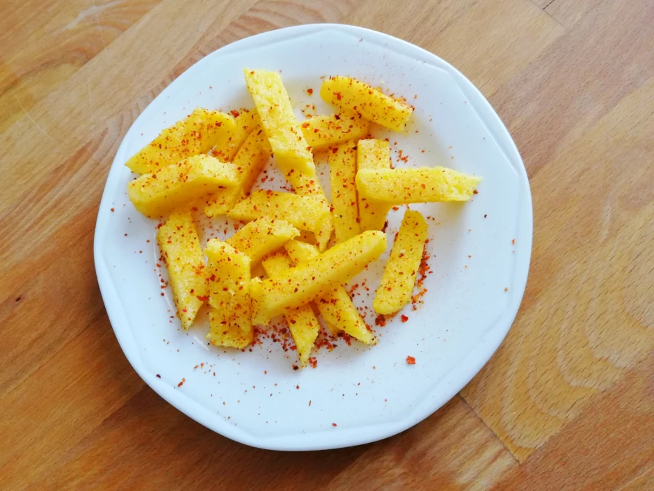 Polenta-Sticks mit Chiliflocken