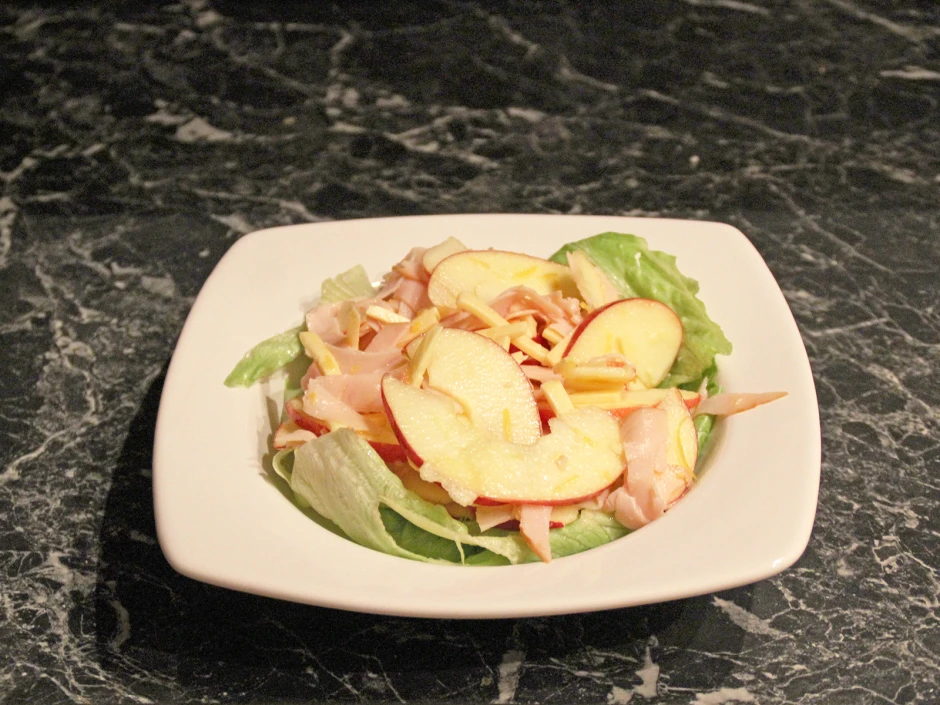 Schinken-Käse-Apfel-Salat