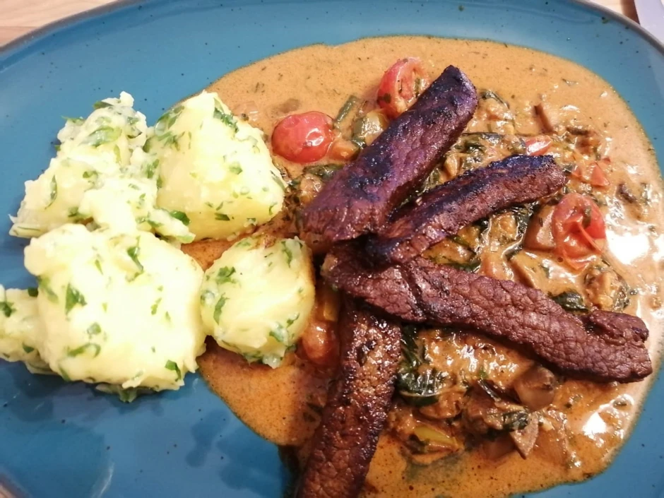 Pilz Stroganoff mit kurz gebratenem Rindfleisch