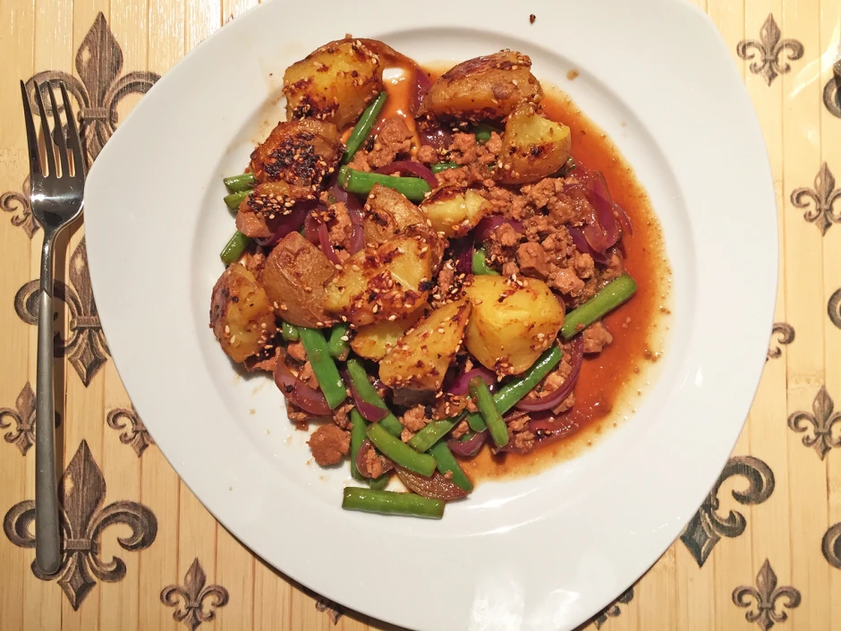 Asiatische Misoerdäpfel mit Fisolen und Tofu
