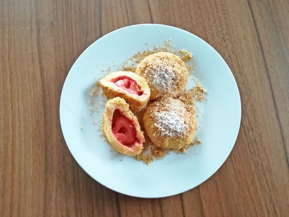 Topfenkn&ouml;del mit Erdbeeren