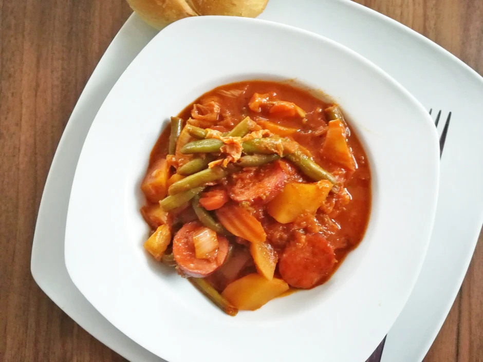 Gem&uuml;segulasch mit Kabanossi