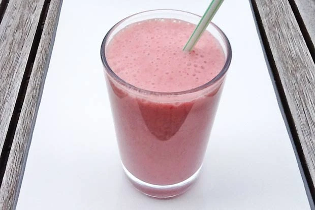 Bananen-Himbeerdrink mit Mandelmilch