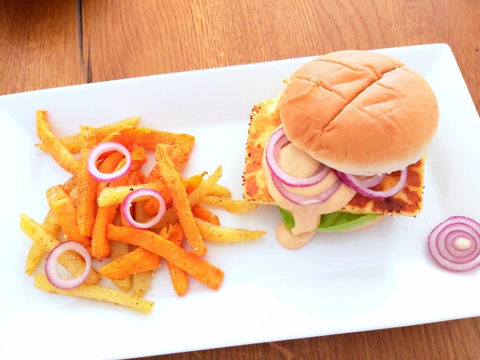 Grillkäseburger mit Pommes