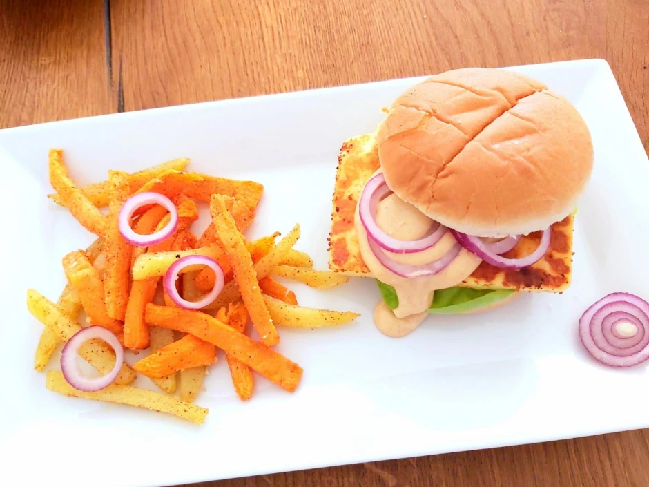 Grillk&auml;seburger mit Pommes
