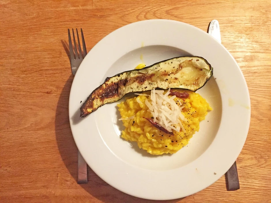 Safranrisotto mit Zucchinistreifen