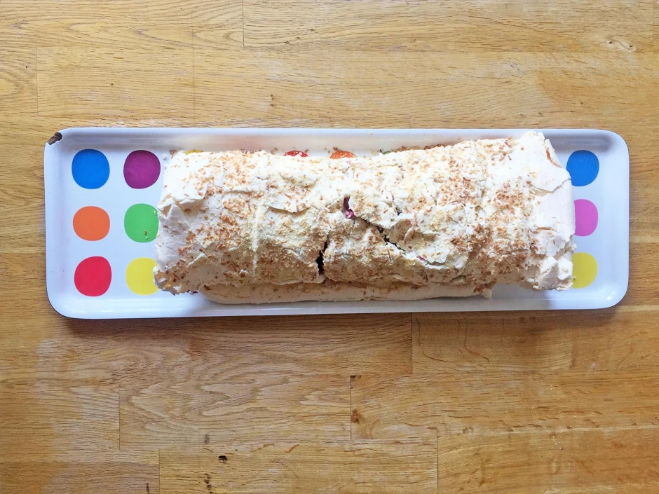 Baiserroulade mit Zitronencreme und Mango