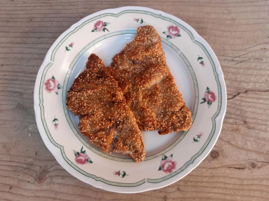 Schnitzerl mit Sesampanier