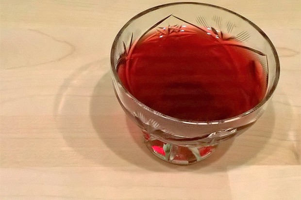 Ribisellikör mit weißem Rum
