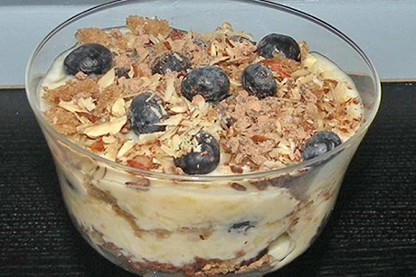 Schichtdessert aus Heidelbeeren, Schwarzbrot und Bananendickmilch