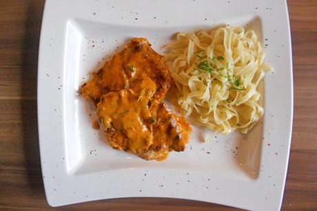 Gebratene Kalbsschnitzel mit Kapernrahmsauce