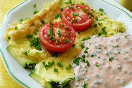 Zucchini mit Käse Mandel Kruste und rosaroter Schnittlauchsauce