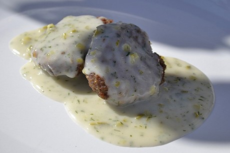 Strazy mit Gurken-Senf-Sauce