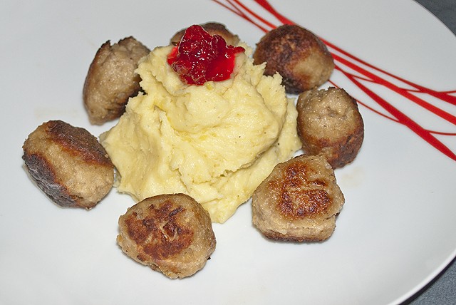 Fleischklößchen auf Kartoffelkrone