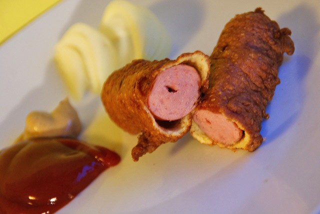 Würstel im Maismantel