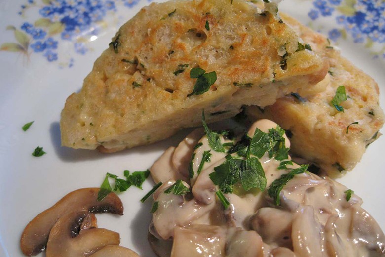 Kefir-Knödel mit Pilzragout