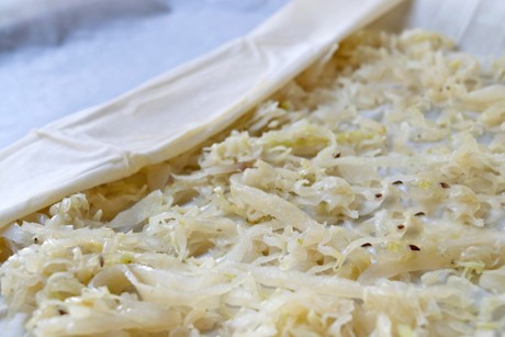Zwiebelstrudel mit Kümmel