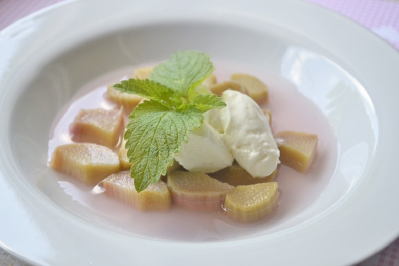 Rhabarber in Rosenwasser pochiert