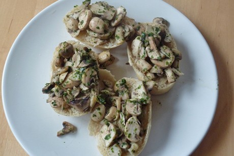 Knoblauchpilze auf Toast