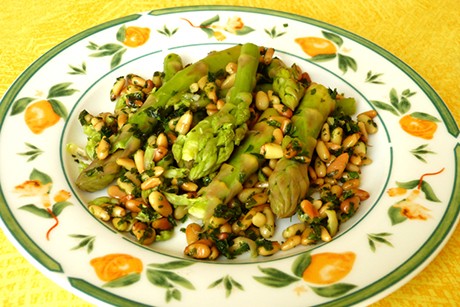 Grüner Spargel mit Pinienkernen
