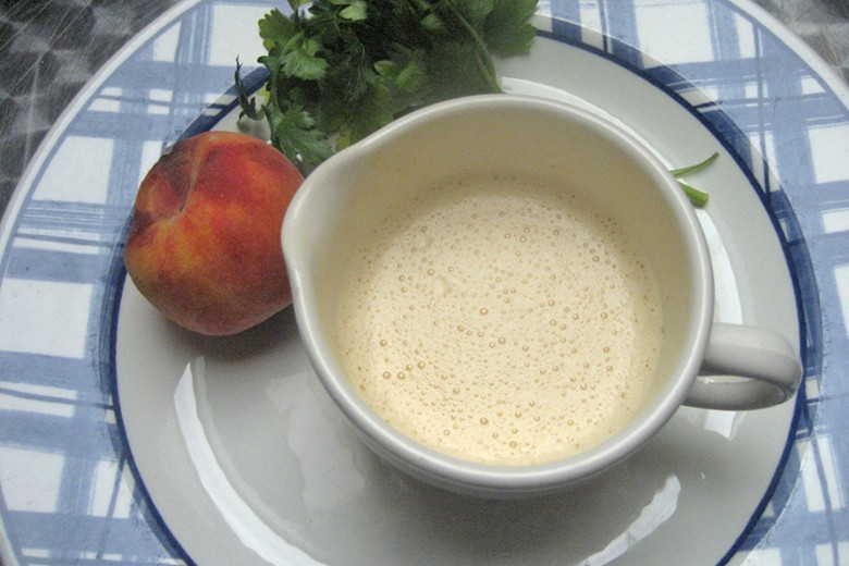 Salatdressing mit roten Weinbergpfirsichen