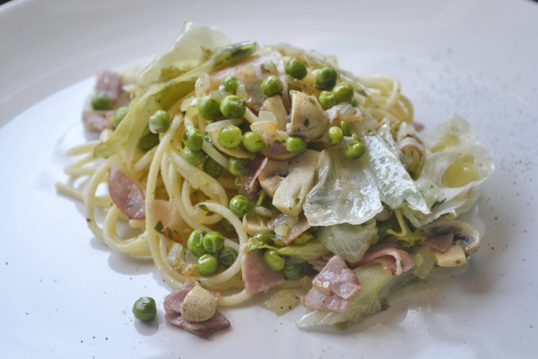 Spaghetti mit Salatsauce und Champignons