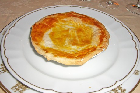 Pilzsuppe mit Blätterteighaube
