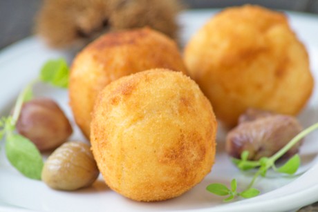 Gebackene Maroni-Grießknödel