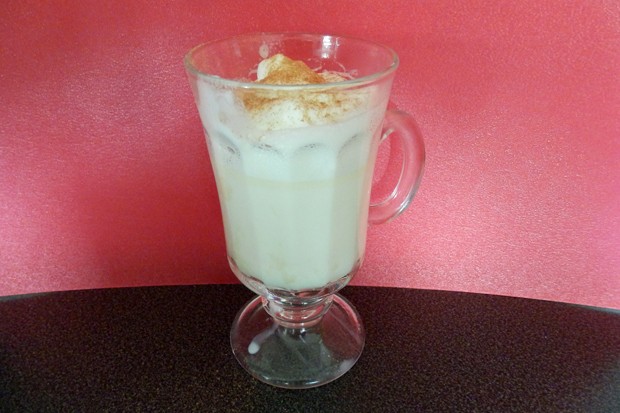 Weiße Schokoladenmilch mit Zimt