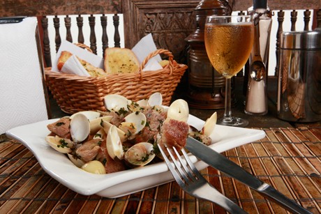Schweinefleisch mit Venusmuscheln