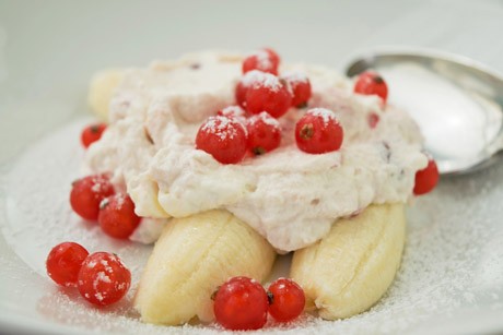 Bananen mit Ribiselschaum