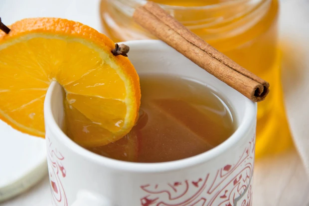 Fruchtiger weißer Glühwein