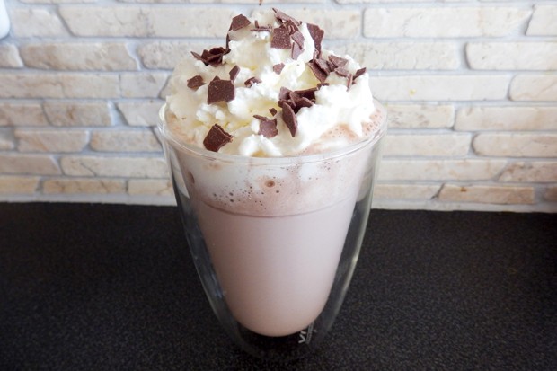 Haselnusscreme Milch mit Schlagobershaube