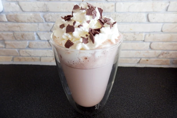 Haselnusscreme Milch mit Schlagobershaube