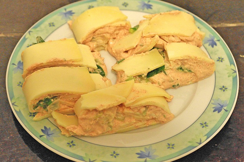 Würzige Käseröllchen mit Kräutersauce