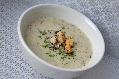 Käsesuppe mit Mohn und Croutons