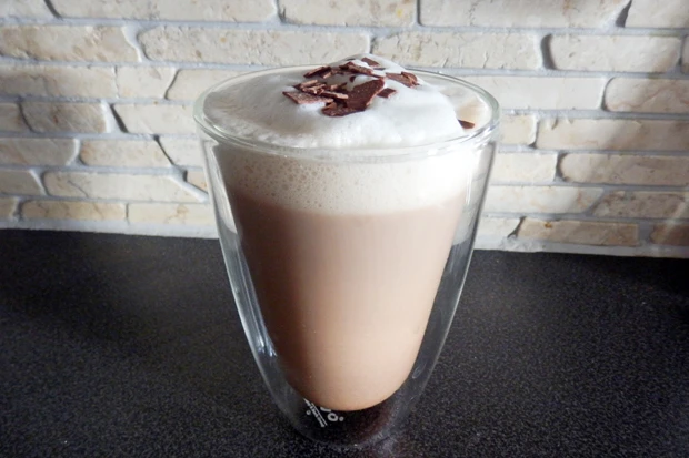 Kaffee mit Kakao und Milchhaube