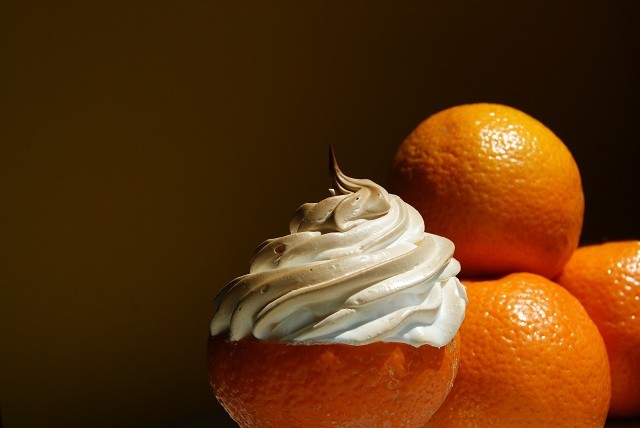 Überbackene Eisbaiser im Orangenbett