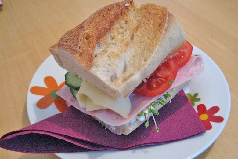Schinken-Käse-Baguette mit Frischkäse