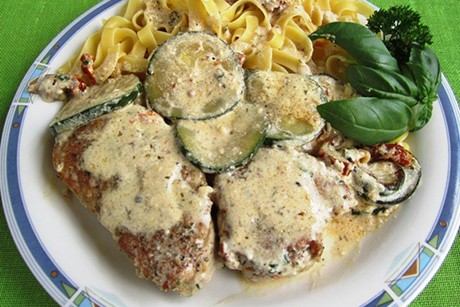 Schweinsmedaillons in Zucchinirahm