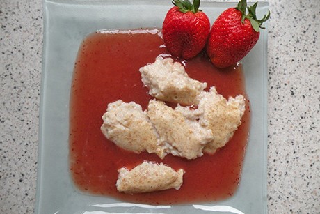 Vollkorngrießnockerl in Erdbeersauce
